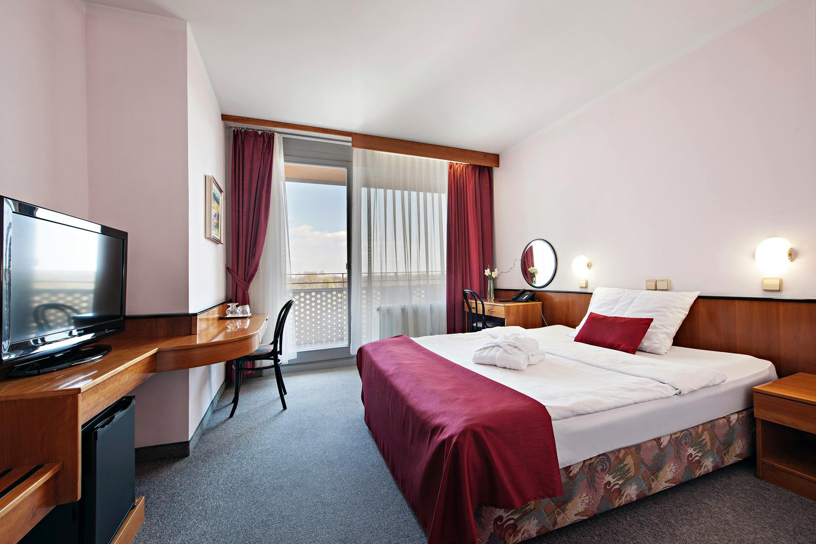 Hotel Radin - Poletni oddih v Radencih v dvoje med tednom , Radenci, Slovenija - 252 EUR - 2x nočitev v Economy dvoposteljni sobi za 2 osebi, Polpenzion (samopostrežni zajtrk in večerja)